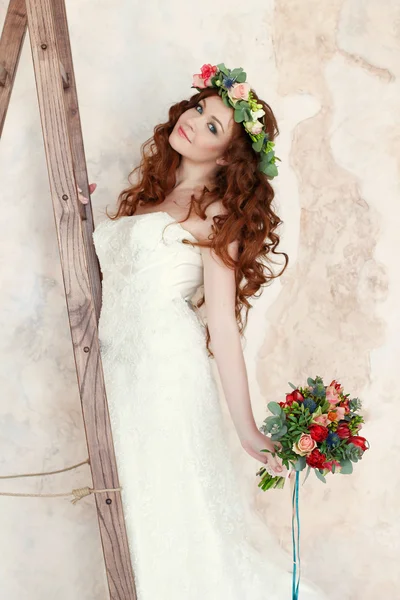 Moderna e elegante noiva ruiva em uma grinalda floral sobre ela ele — Fotografia de Stock