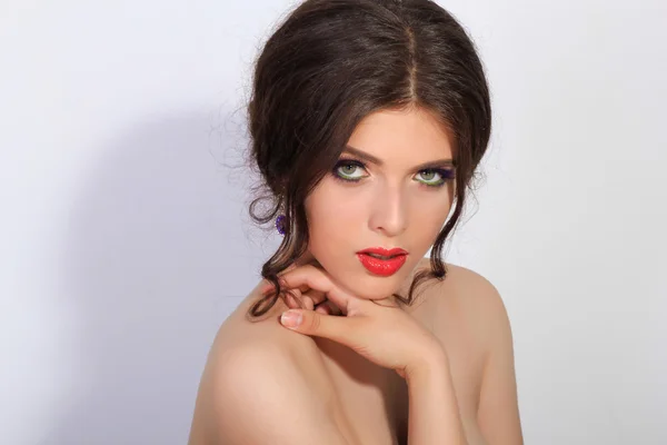 Beautiful and charming brunette girl in a Sicilian style with green eyes with vivid makeup. Colourful eyeshadows make-up. — Stock Photo, Image