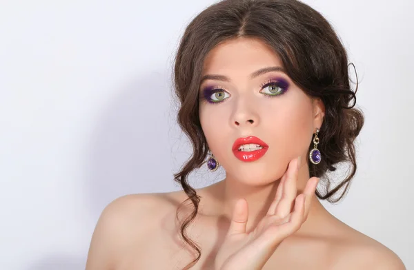 Hermosa y encantadora chica morena en un estilo siciliano con ojos verdes con maquillaje vívido. Maquillaje de sombras coloridas . — Foto de Stock