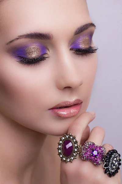 Piękna dziewczyna portret kolorowy makijaż, polski paznokci i pierścień — Zdjęcie stockowe