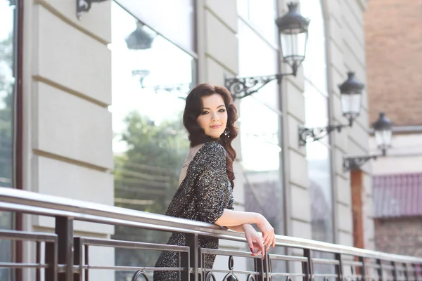 Bella giovane donna in abito alla moda in piedi sulla città — Foto Stock
