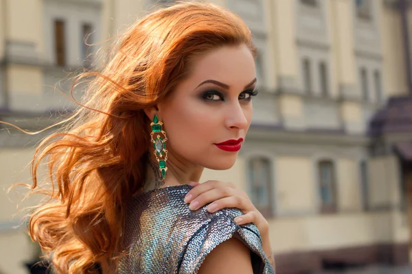 Art photo.attraktive rothaarige Mädchen, rote Lippen und grüne Augen, geht durch die Stadt, der Wind flattert Haare. Spaziergang in der Nähe des Kiewer Opernhauses. Bild getönt und Rauschen hinzugefügt — Stockfoto
