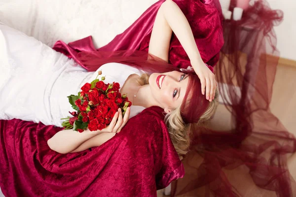 Düğün. Nazik genç moda gelin düğün makyaj ve saç