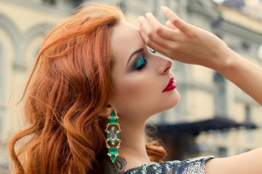 Sanat Photo.Attractive Kızıl saçlı kız, kırmızı dudaklar ve yeşil gözleri, şehrin içinden saç çırpınan Rüzgar yürür. Kiev Opera Evi yakınındaki yürümek. Tonlu görüntü ve gürültü eklendi