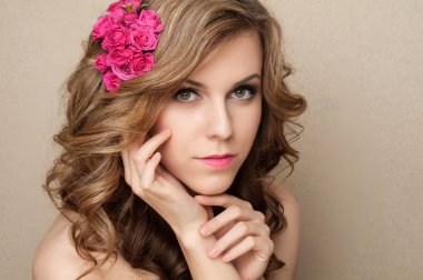 güzel bir genç kadın saçlarını narin çiçekler ile