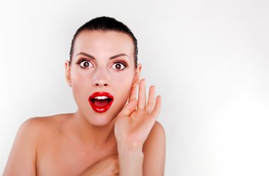 Güzellik sürpriz esmer kadınla kırmızı dudaklar
