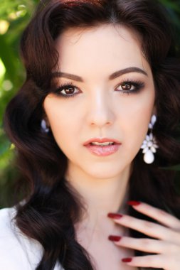 Yakın çekim portre beyaz elbise amo içinde muhteşem bir seksi kadın