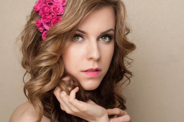 güzel bir genç kadın saçlarını narin çiçekler ile