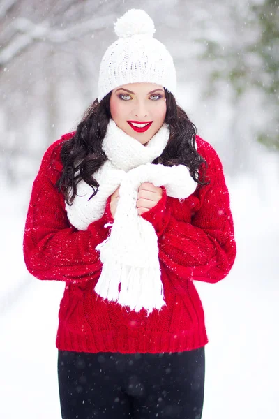 Ung vacker sexig tjej stående i snön — Stockfoto