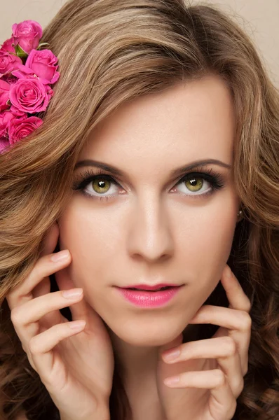 Hermosa joven con flores delicadas en el pelo — Foto de Stock