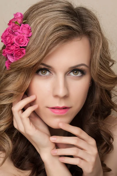 Hermosa joven con flores delicadas en el pelo — Foto de Stock