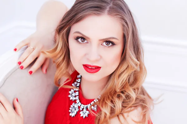 A glamorous woman in red dress smiling — Stock Photo, Image