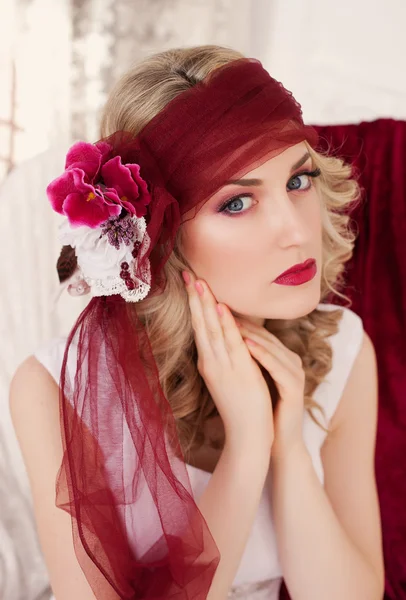 Boda. Joven Novia de moda suave con maquillaje de boda y pelos —  Fotos de Stock