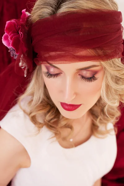 Wedding. Young Gentle trendy Bride with wedding makeup and hairs — Stock Photo, Image