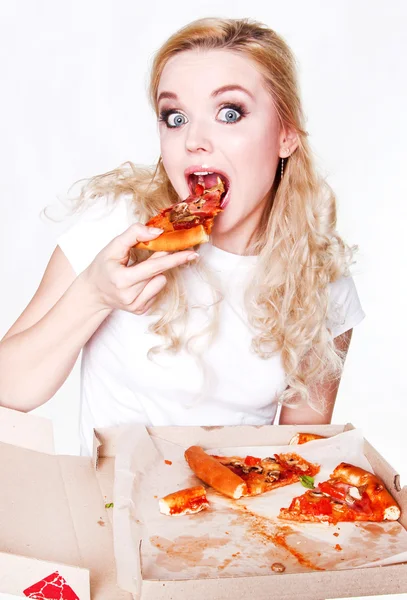 Bella e felice ragazza mangiare fetta di pizza e tenendo p Immagine Stock