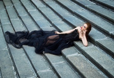 Sanat çalışması Gothic moda: siyah elbiseli güzel bir genç kız bir