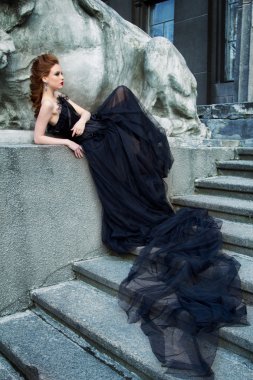 Sanat çalışması Gothic moda: siyah elbiseli güzel bir genç kız bir