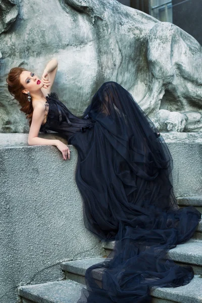 Sanat çalışması Gothic moda: siyah elbiseli güzel bir genç kız bir