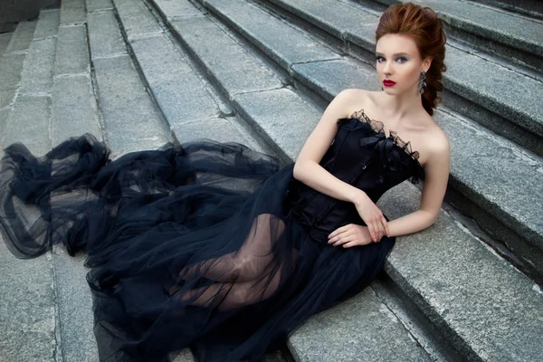 Мистецька робота готична мода: красива молода дівчина в чорному платті — стокове фото