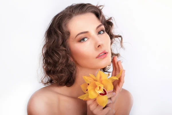Retrato de belleza. Hermosa chica elegante con flowe orquídea amarilla — Foto de Stock
