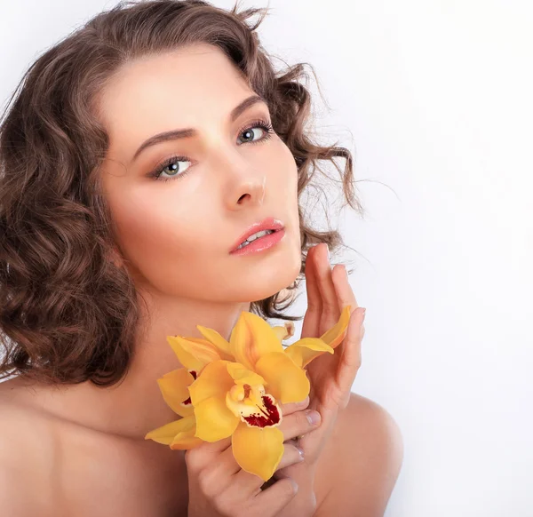 Retrato de belleza. Hermosa chica elegante con flowe orquídea amarilla — Foto de Stock