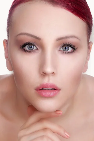 Bella faccia di giovane donna adulta con pelle fresca pulita - isol — Foto Stock