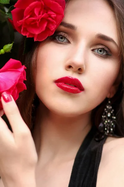 Portrait of  beautiful young woman in the rose garden, spring ti — Stock Photo, Image