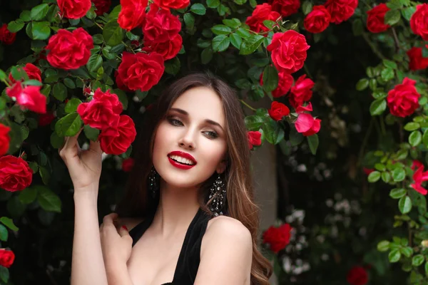 Gül bahçesinde bahar ti güzel genç kadın portresi