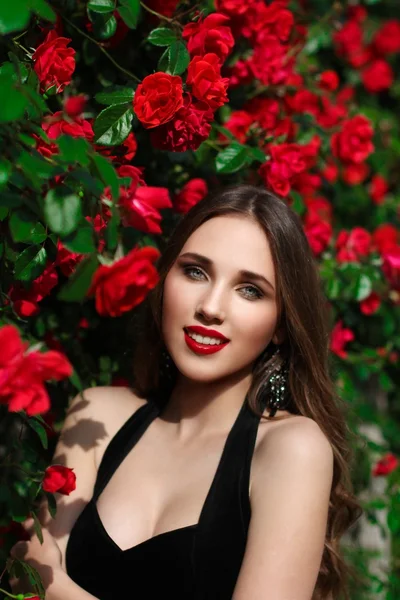 Retrato de una hermosa joven en el jardín de rosas, primavera ti — Foto de Stock