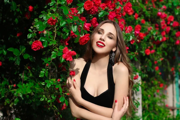 Портрет красивой молодой женщины в розовом саду, весна ти — стоковое фото