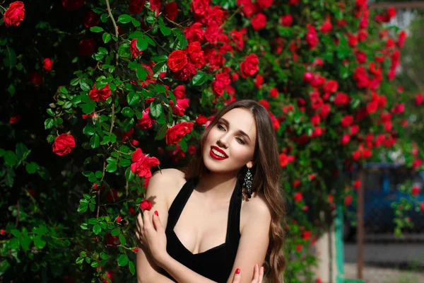 Porträtt av vacker ung kvinna i den rosa trädgården, våren ti — Stockfoto