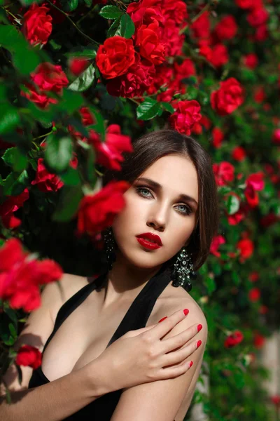 Πορτρέτο του όμορφη νεαρή γυναίκα στο rose garden, άνοιξη ti — Φωτογραφία Αρχείου