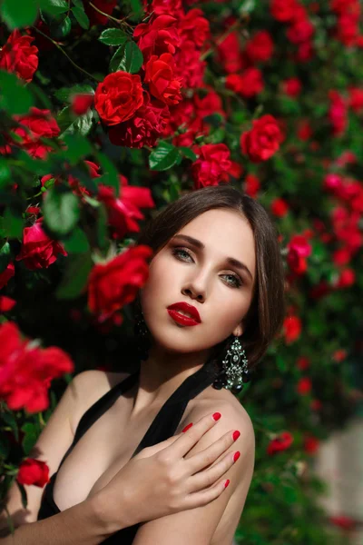 Portrait de belle jeune femme dans la roseraie, printemps ti — Photo