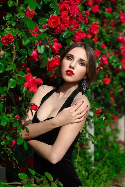 Πορτρέτο του όμορφη νεαρή γυναίκα στο rose garden, άνοιξη ti — Φωτογραφία Αρχείου