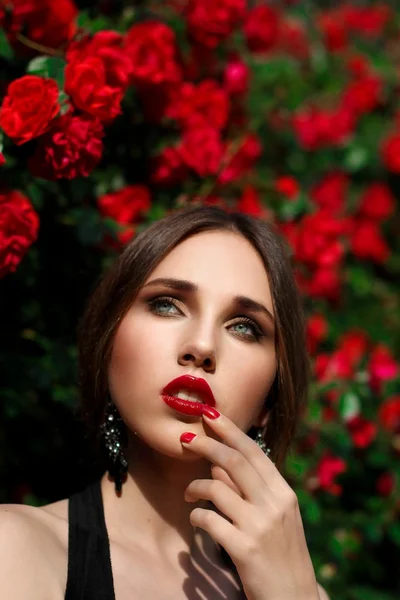 Retrato de una hermosa joven en el jardín de rosas, primavera ti — Foto de Stock