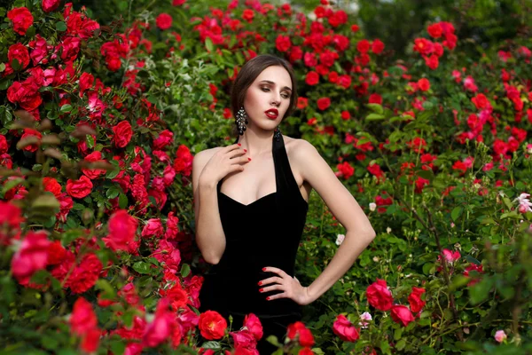 Retrato de bela jovem no jardim de rosas, primavera ti — Fotografia de Stock