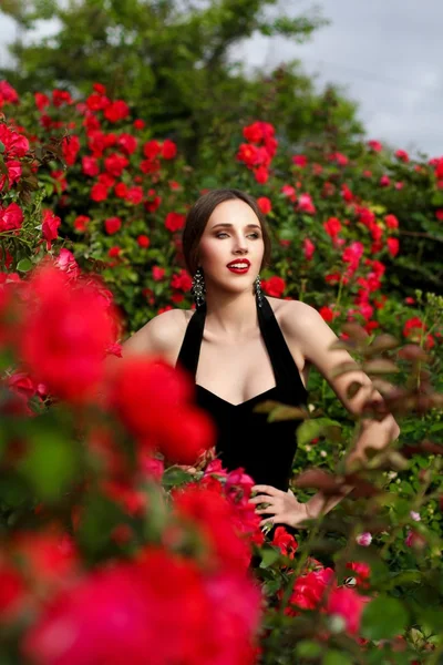 Portrait de belle jeune femme dans la roseraie, printemps ti — Photo