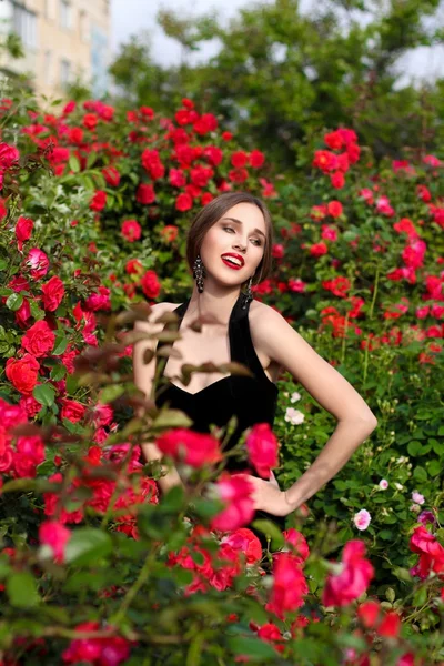 Πορτρέτο του όμορφη νεαρή γυναίκα στο rose garden, άνοιξη ti — Φωτογραφία Αρχείου