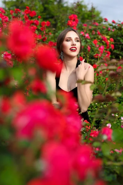 Portrait de belle jeune femme dans la roseraie, printemps ti — Photo