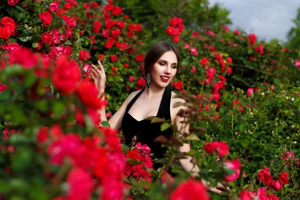 Gül bahçesinde bahar ti güzel genç kadın portresi — Stok fotoğraf