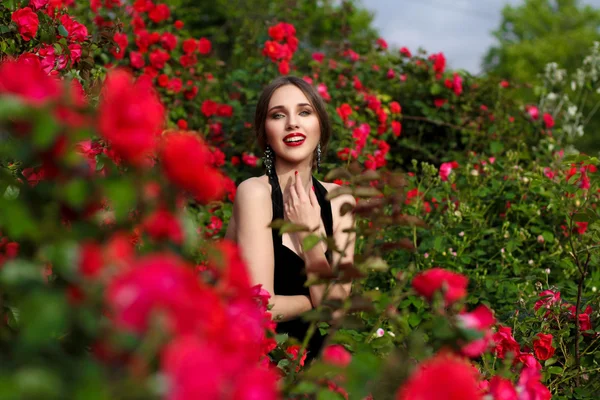 Πορτρέτο του όμορφη νεαρή γυναίκα στο rose garden, άνοιξη ti — Φωτογραφία Αρχείου