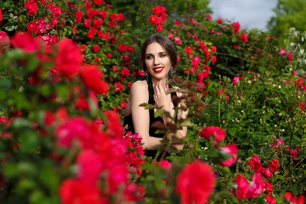 Retrato de una hermosa joven en el jardín de rosas, primavera ti — Foto de Stock