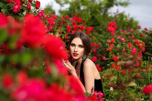 Retrato de una hermosa joven en el jardín de rosas, primavera ti — Foto de Stock