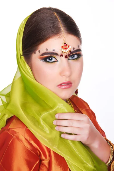 Portrait of Indian girl in traditional Indian sari and indian ma — Stock Photo, Image