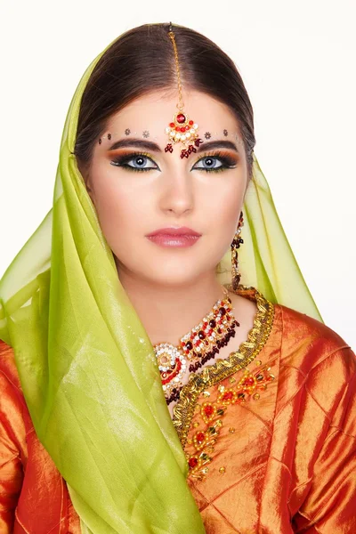 Portrait of Indian girl in traditional Indian sari and indian ma — Stock Photo, Image