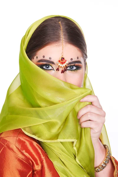 Portrait of Indian girl in traditional Indian sari and indian ma — Stock Photo, Image