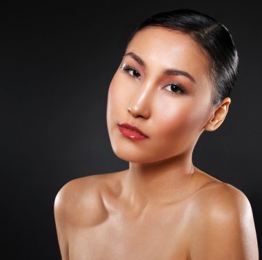 çekici Asyalı kadın cilt bakım görüntü üzerinde siyah adam