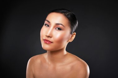 çekici Asyalı kadın cilt bakım görüntü üzerinde siyah adam