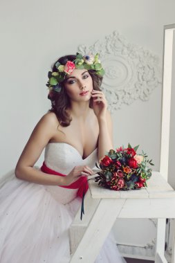 Çiçek çelenk başında ve ile modern ve şık gelin