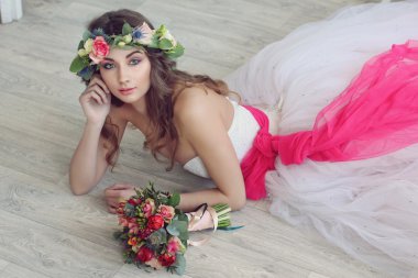 Çiçek çelenk başında ve ile modern ve şık gelin